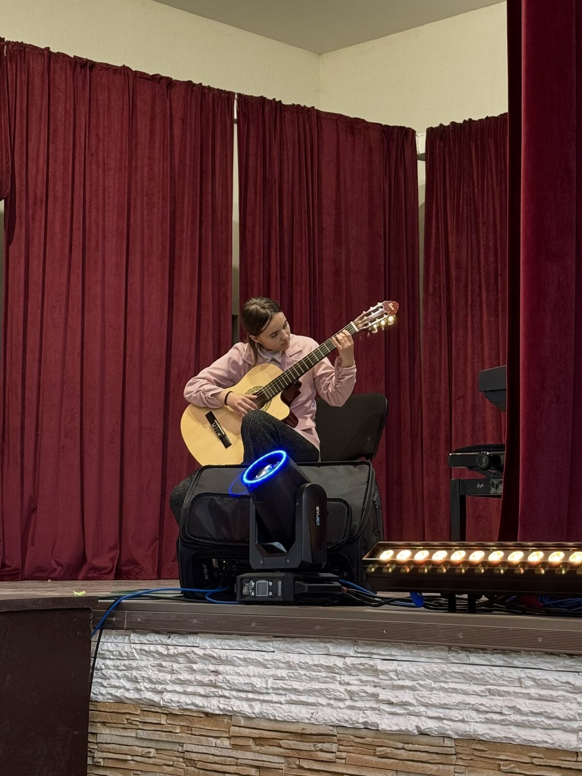 Moment de pe scenă la un concert al academiei 19